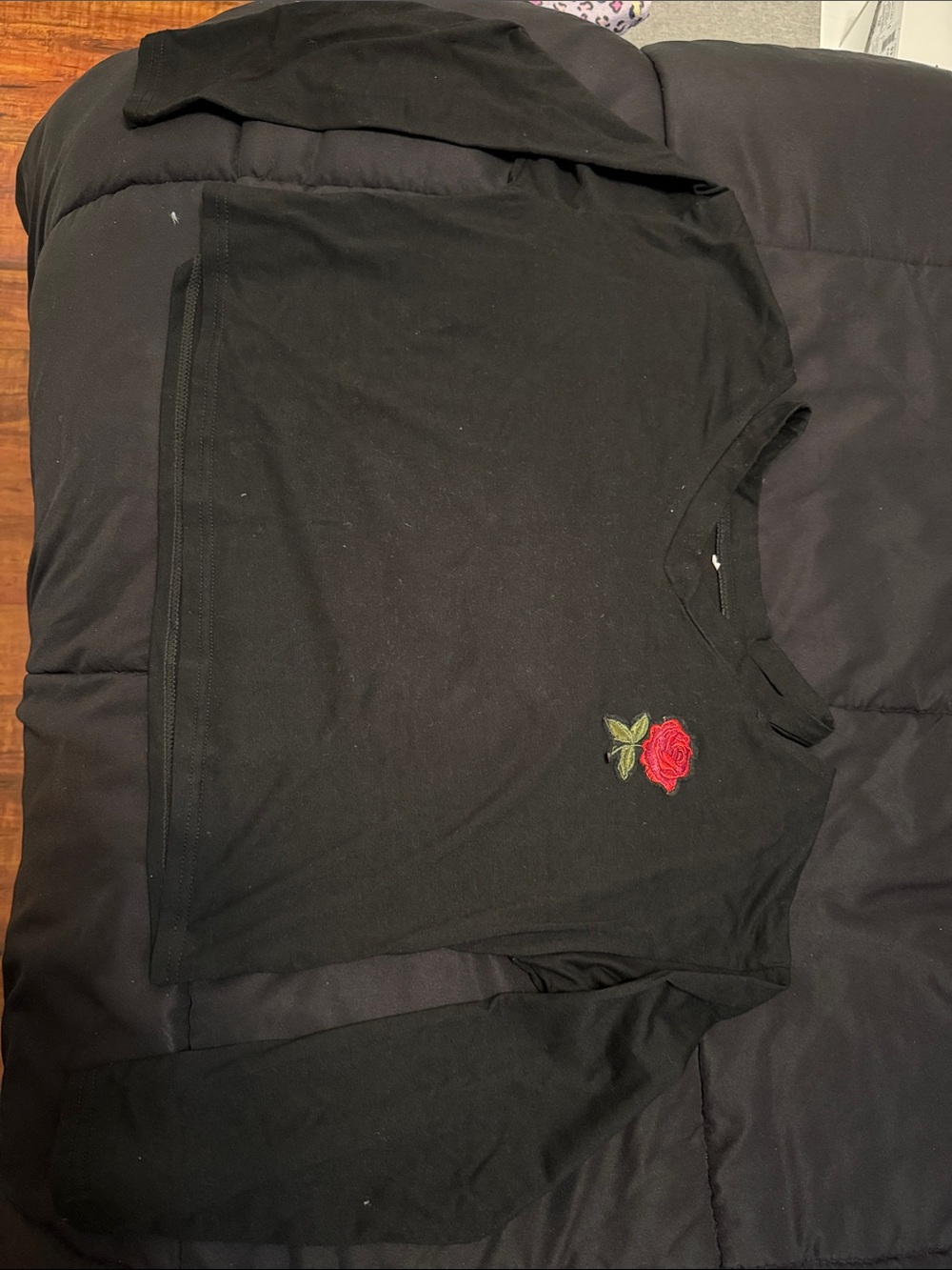 Source Unknown Black Long-Sleeve Crop Top with Red Rose Patch